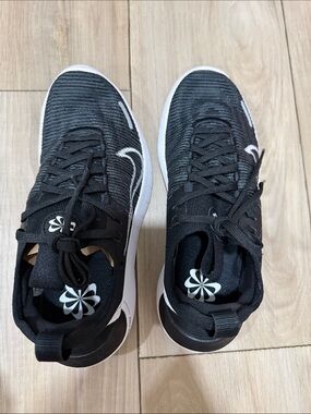 Nike Women’s Sneakers only (2 right foot shoes)